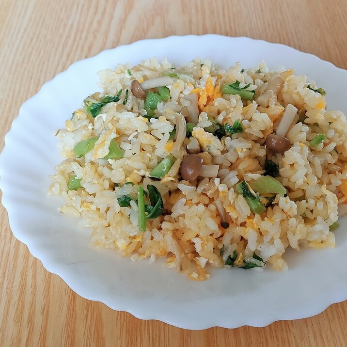 大根葉としめじの卵炒飯